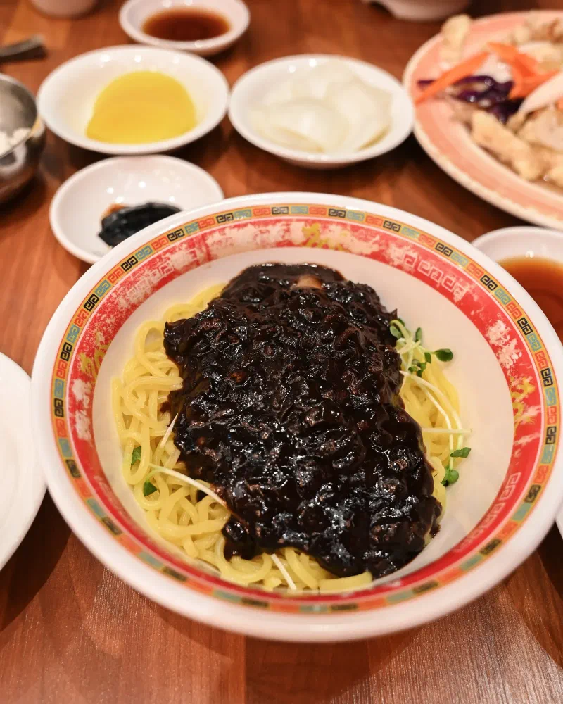 チャジャン麺のソースをかけて混ぜた完成形のクローズアップ