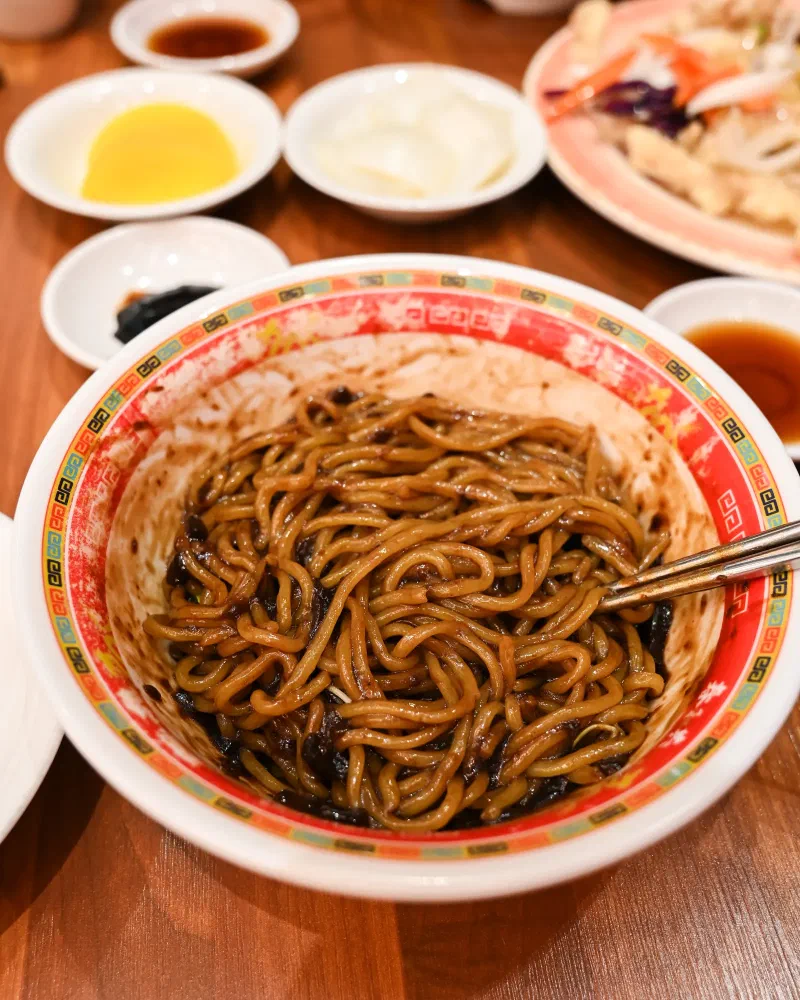 共和春のチャジャン麺をよく混ぜて麺にソースを絡めた状態