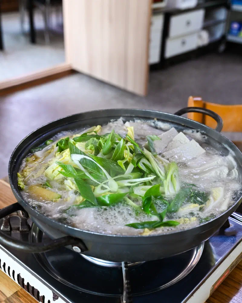 豚カルビと豆腐 野菜がたっぷり入った塩辛スープ
