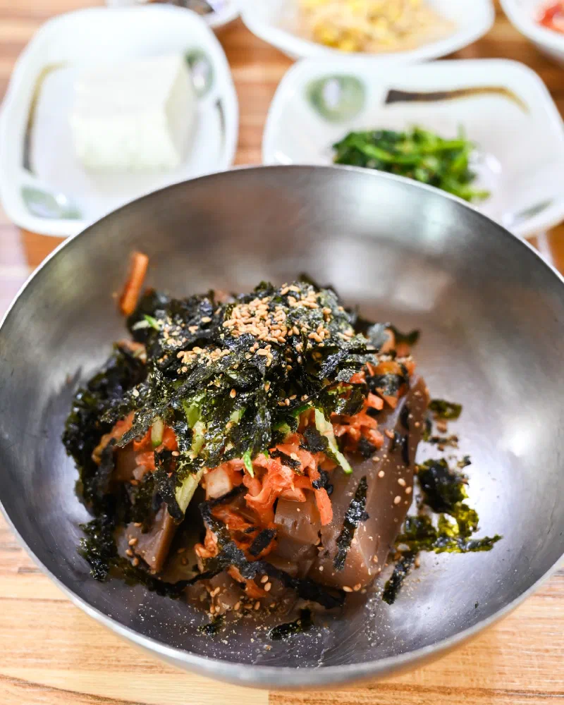 ムッパプを混ぜたところ 寒天のような묵の食感