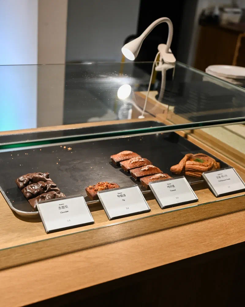 기노스코 店内のショーケースに並ぶ焼き菓子とケーキ