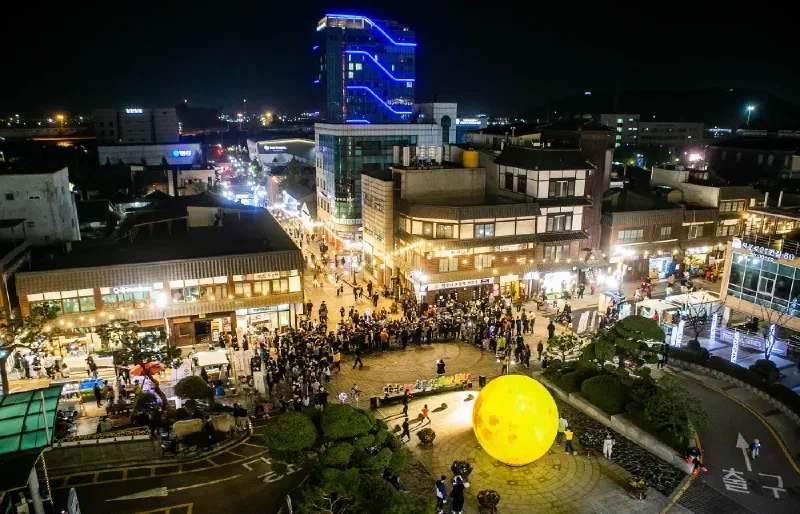 夜の自由公園から見下ろす仁川港の夜景