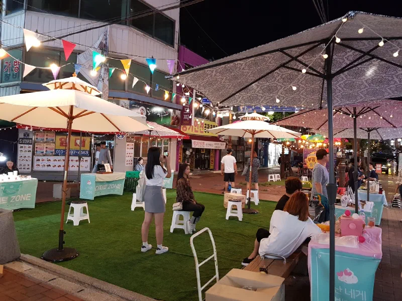 富平文化通りの韓国料理店の店構え