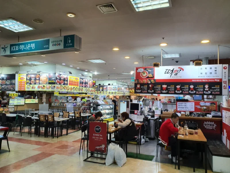 富平モドゥモールの衣料品エリアと雑貨店の店頭ディスプレイ