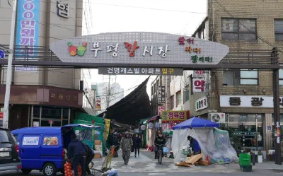 仁川富平カン市場の露店が並ぶ伝統市場の通り