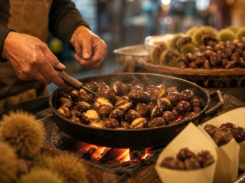 韓国の伝統市場の屋台で炭火焼きにされる焼き栗