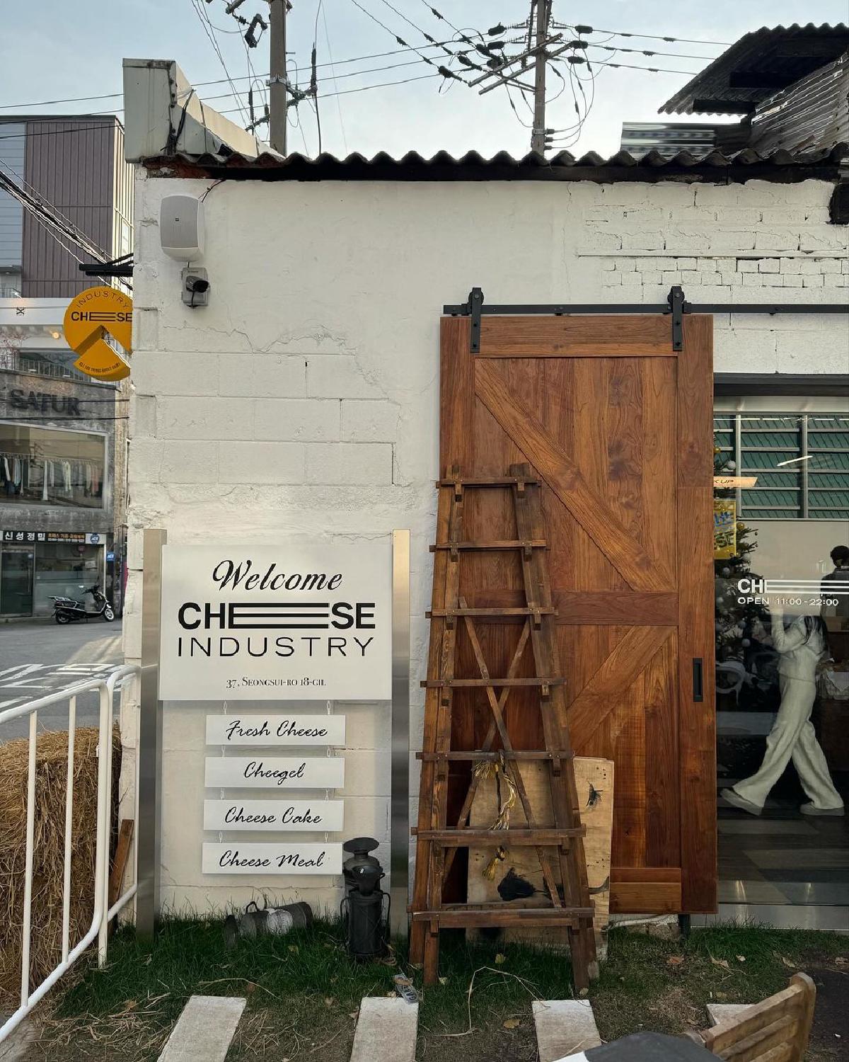 新たな雰囲気を楽しむ、聖水のカフェ“cheese industry”（チーズインダストリー）