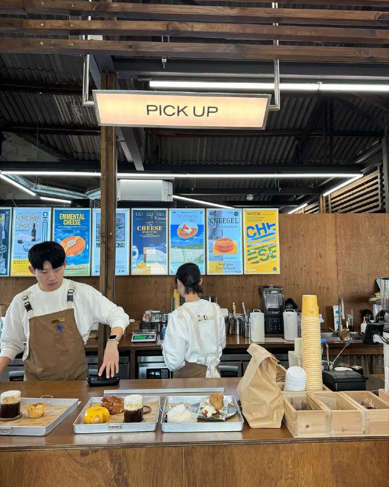 新たな雰囲気を楽しむ、聖水のカフェ“cheese industry”（チーズインダストリー）