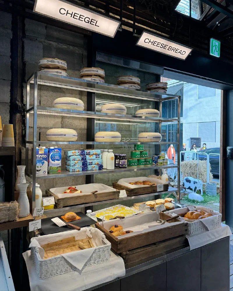 新たな雰囲気を楽しむ、聖水のカフェ“cheese industry”（チーズインダストリー）