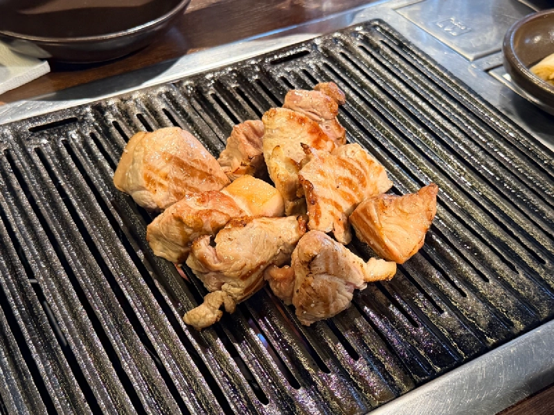 ロースターの上で焼かれている厚切りのチュモッコギ