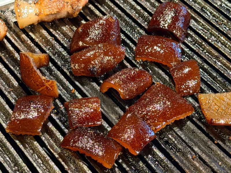 網の上で飴色に焼き上がった豚の皮（テジコプテギ）
